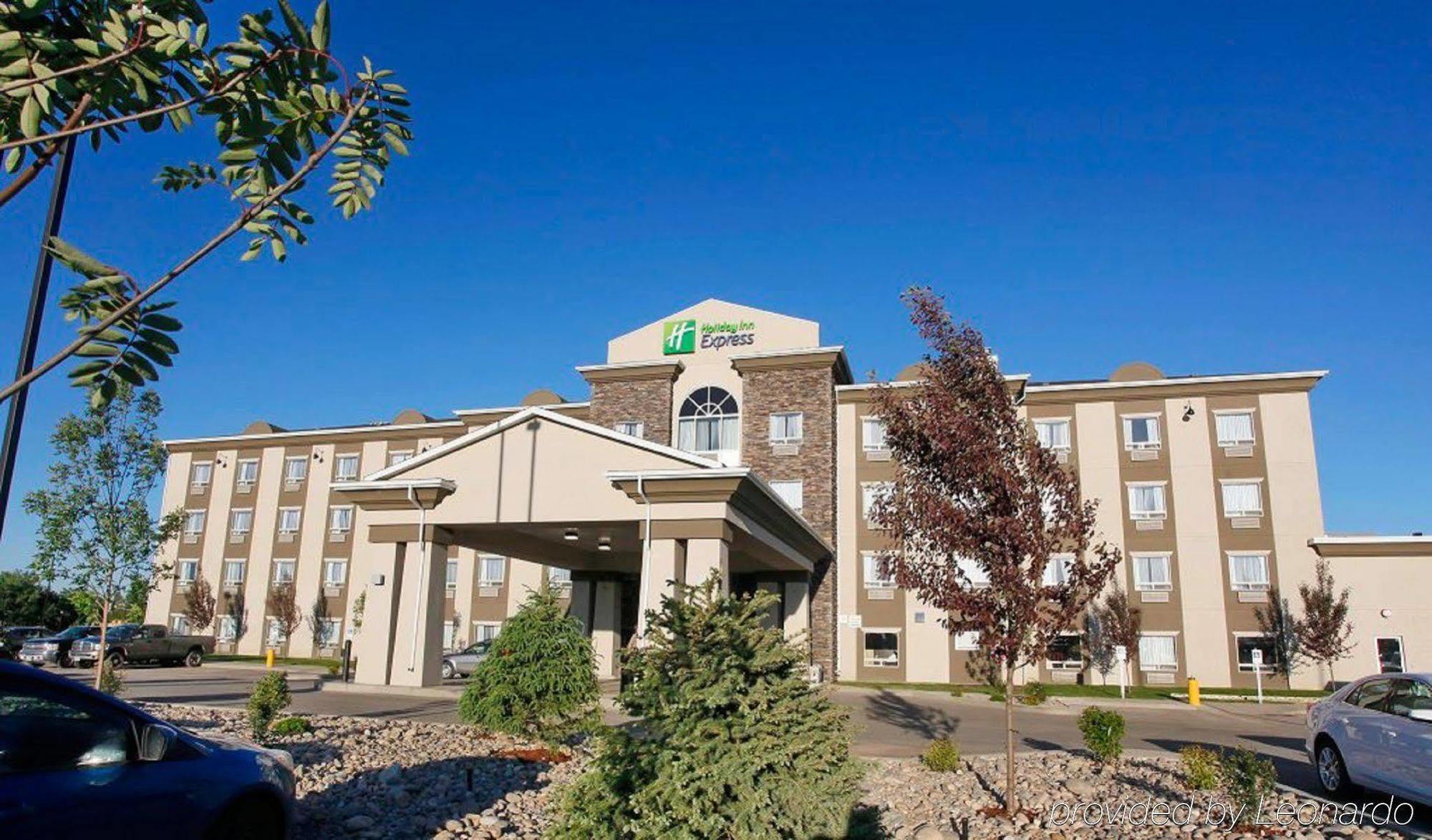 ホリデイ イン エクスプレス フォートセント ジョン Fort St. John エクステリア 写真